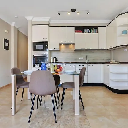 Apartment La Concha With Pool For Kids!